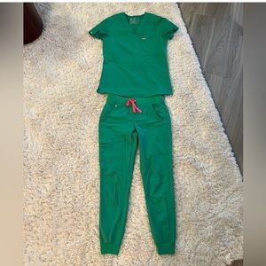 FIGS XS SET SAFETY GREEN